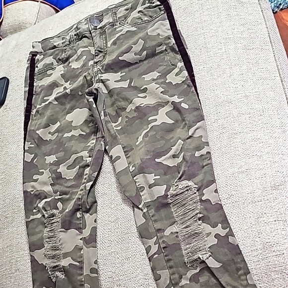 SO Favorite Low Rise Jeggings Camo Green size 11 - Picture 1 of 10
